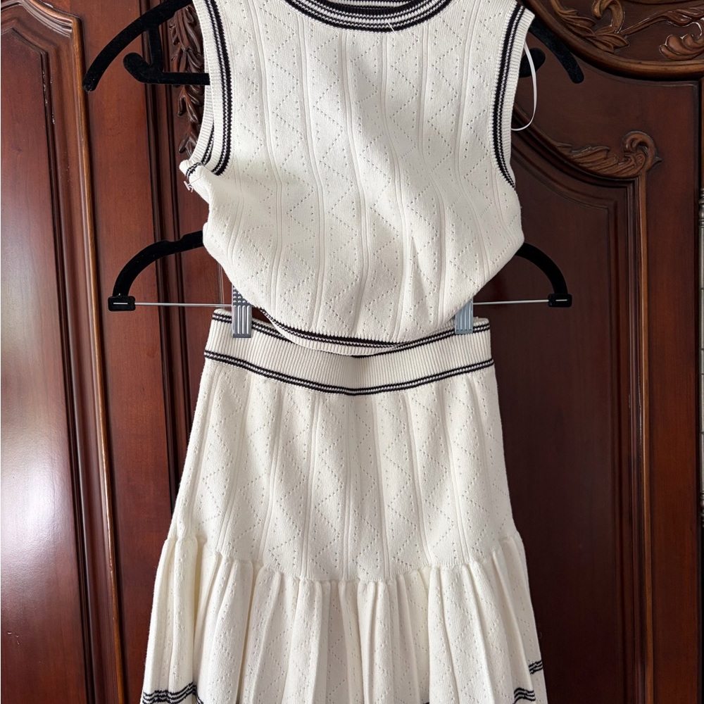 Chic Sleeveless Knit Dress Set in Cream and Black